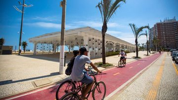 Boutique do Peixe em formato de barquinho pesqueiro no bairro Cidade Ocian Calçadão da orla de Praia Grande: atração legal é o que não falta por lá Mercado de peixe localizado no bairro Cidade Ocian, em Praia Grande com formato de barco pesqueiro - Turismo Praia Grande