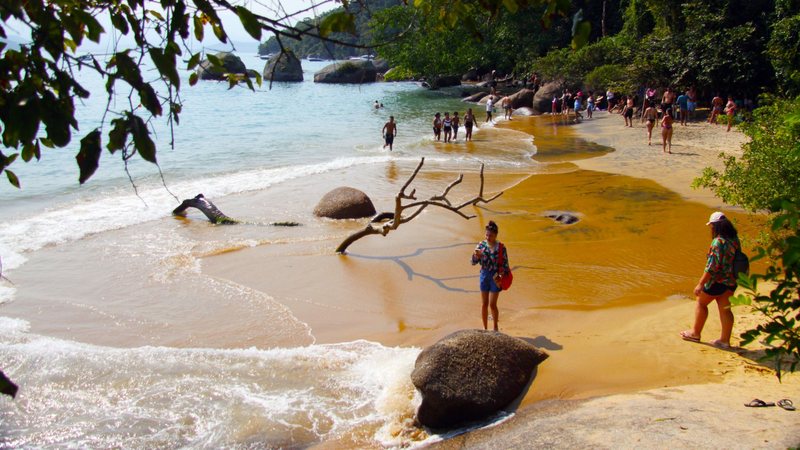 Após mergulhar, homem bate a cabeça em uma pedra e é socorrido pelo Águia, em Ubatuba praia do bonete - Reginaldo Pupo