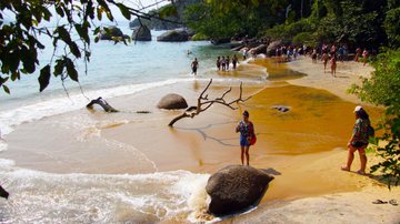 Após mergulhar, homem bate a cabeça em uma pedra e é socorrido pelo Águia, em Ubatuba praia do bonete - Reginaldo Pupo