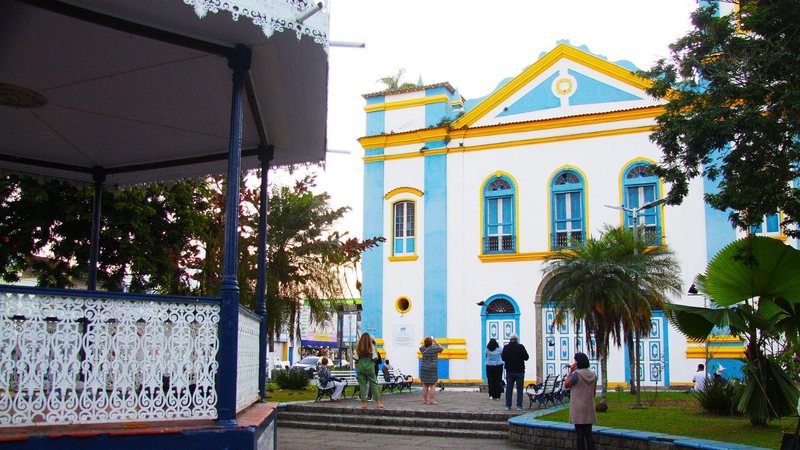 Em Ubatuba, jovem de 23 anos foi encontrada morta próximo a um quiosque no bairro Itaguá. Réveillon violento no Litoral Norte de SP: mortos e baleados em Ubatuba e Caraguá Mão de homem armada apontando para vítima, foto em preto e branco - Reginaldo Pupo