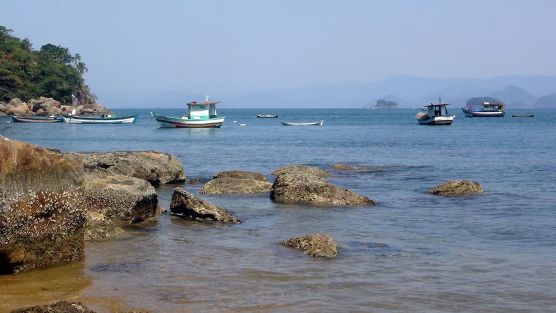 Praia Grande (Ubatuba) Praia Grande Ubatuba Praia Grande com céu azul, água do mar azul, prédios ao fundo e muitos banhistas pela faixa de areia - Pedro Rezende