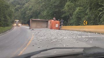 Carga se espalhou na estrada e trecho precisou ser interditado - Reprodução/Aconteceu em Bertioga
