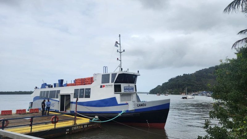 Travessia Cananéia-Ariri é realizada por lanchas que transportam exclusivamente pedestres e ciclistas - Divulgação/Semil