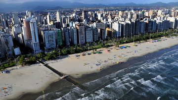 Mar revoltou chegou a invadir canais santistas Mar revolto gera imagens incríveis na orla de Santos Ressaca marítima em Santos - Tadeu Nascimento