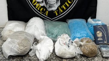 Gestante alegou que armazenava as drogas em troca de dinheiro - Divulgação/PM