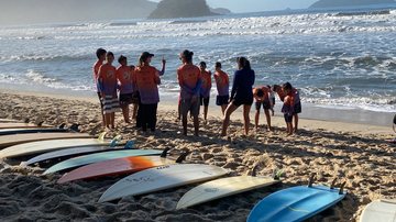 Instituto Surfé promove aulas gratuitas de surfe para crianças e jovens em situações de vulnerabilidade - Divulgação/ Instituto Surfé