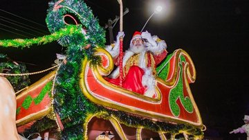 A Vila de Natal ficará aberta à visitação até o dia 26 de fevereiro Bertioga inaugura ‘Vila de Natal’ nesta sexta (2) Papai Noel sentado em frente a árvore de natal - Divulgação/Prefeitura de Bertioga