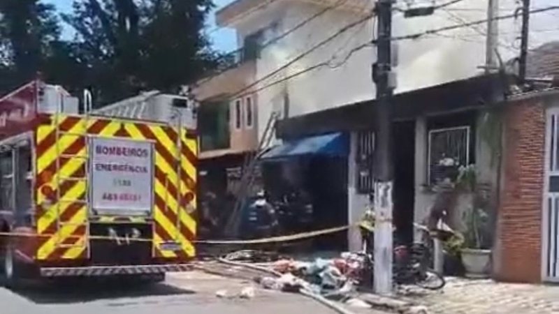 Terracom disponibilizou retroescavadeira e outros recursos para a extinção do incêndio - Marcelo Rick/ Mais Santos
