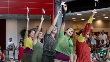 Bailarinas e músicos envolvem o público na apresentação - Divulgação