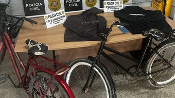 Bicicletas e roupas utilizadas no dia do crime foram localizadas no local onde eles foram presos - Divulgação/Polícia Civil