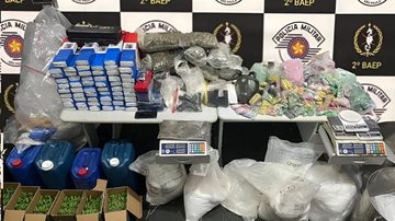 Durante vistoria na casa, foram encontradas centenas de porções de drogas embaladas para a venda - SSP-SP