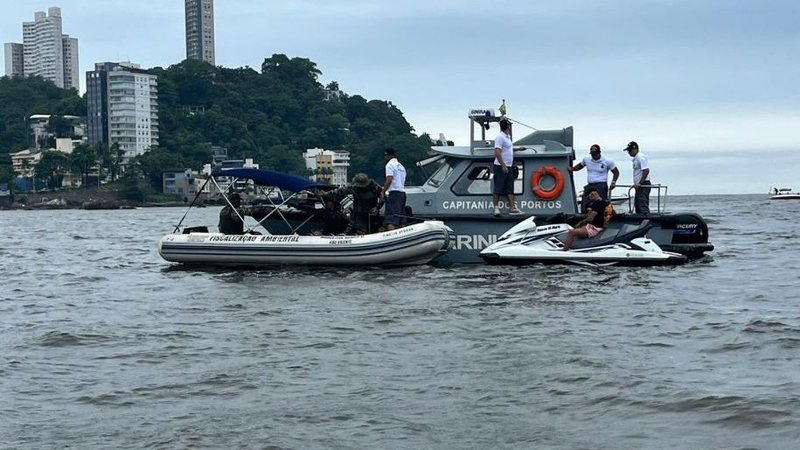 Um jet ski foi apreendido durante fiscalização marítima, em São Vicente - Divulgação/Secom