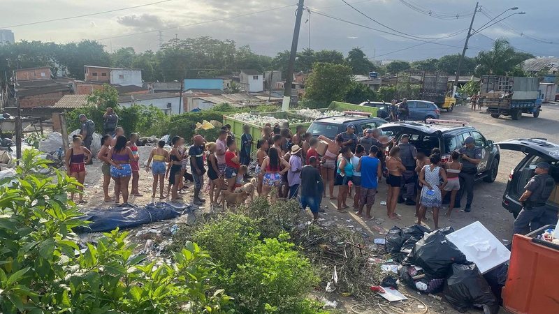 Ação ocorreu no Sambaiatuba e Humaitá, em São Vicente, e na comunidade do Morrinhos, em Guarujá - Divulgação/2º Baep