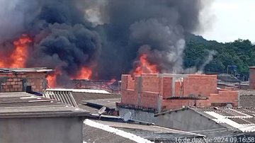 Fogo começou em uma casa localizada no Caminho São Jorge e se espalhou rapidamente - Reprodução/Internet