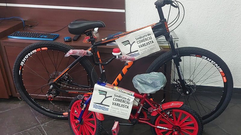 Imagem Papai Noel entrega duas bicicletas em ação da CDL Santos nesta sexta-feira (20)