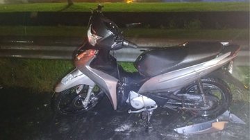 Moto foi guinchada até a base da Polícia Militar Rodoviária - Divulgação/CCI Artesp