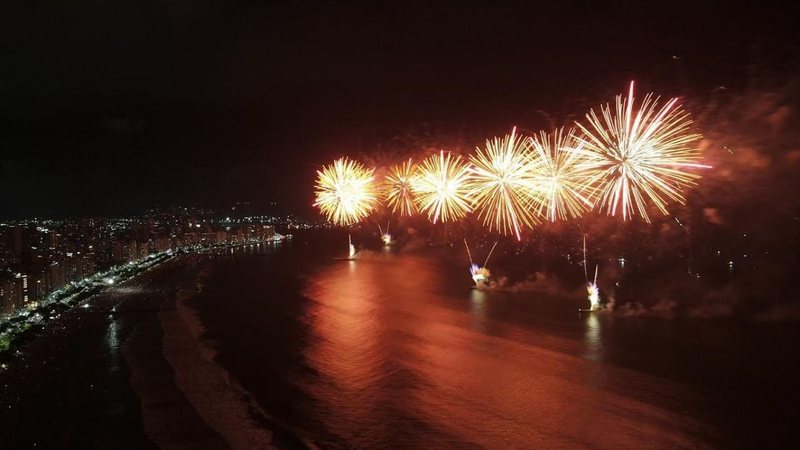 Limpeza na faixa de areia e nos jardins da praia começa por volta das 2h30 do dia 1º - Prefeitura de Santos