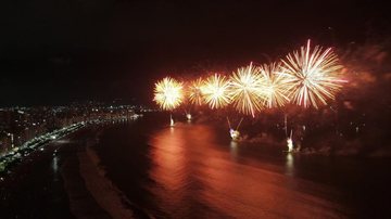 Limpeza na faixa de areia e nos jardins da praia começa por volta das 2h30 do dia 1º - Prefeitura de Santos