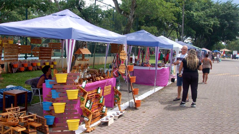 Artesãos que participam da feira comercializam produtos variados - Prefeitura de Praia Grande