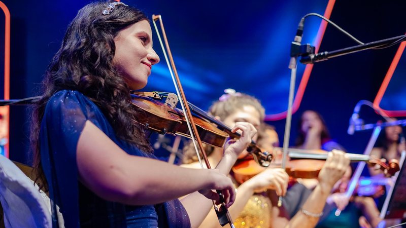 Entre os instrumentos ensinados nos cursos, crianças e jovens podem aprender a tocar violino - Reprodução/Riviera de São Lourenço