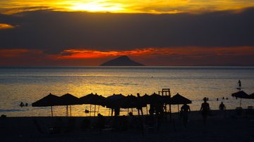 Após o pôr do sol, turistas permanecem em Maresias, para aproveitar a praia por mais tempo - Reginaldo Pupo