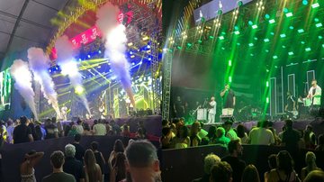 Na sexta-feira (10), se apresentaram o grupo de pagode Menos é Mais e o artista local Tom Vieira - Luany Correa