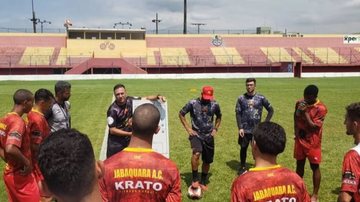 Adriano Piemonte, na foto com a equipe, volta a ser treinador do time - Divulgação/Tática Assessoria