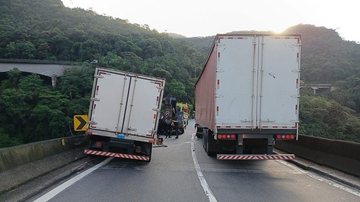 Segundo a Artesp, o caminhão teve pane no sistema de freios, o que causou a batida - Reprodução/Artesp