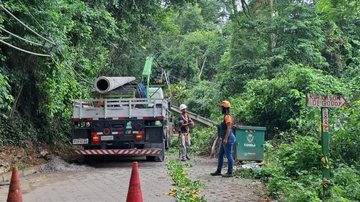 Trecho da estrada de Castelhanos, em Ilhabela, foi obstruído por queda de árvores - Divulgação/Prefeitura de Ilhabela