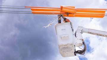 Em caso de pipas presas em postes ou na fiação, as pessoas jamais devem tentar retirá-las - Divulgação/Neoenergia Elektro