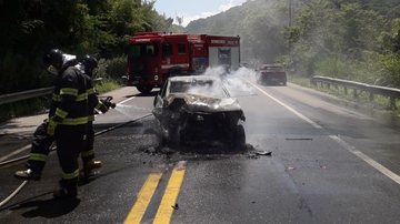 Rodovia foi interditada para que Corpo de Bombeiros combatesse as chamas - Divulgação/CB