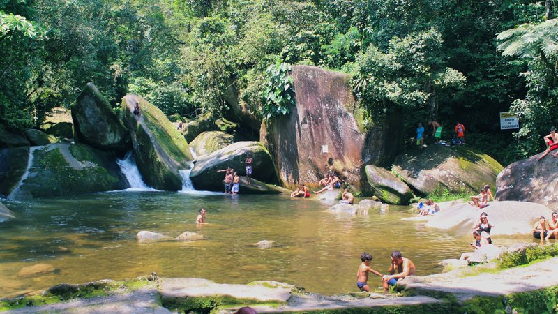 O Poço das Antas é uma queda-d’água que forma uma cachoeira, terminando com uma piscina de água natural Mongaguá: conheça mais sobre o Poço das Antas Piscina natural no meio das pedras, no Poço das Antas - Arquivo CN/Jonas de Moraes