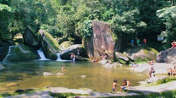 O Poço das Antas é uma queda-d’água que forma uma cachoeira, terminando com uma piscina de água natural Mongaguá: conheça mais sobre o Poço das Antas Piscina natural no meio das pedras, no Poço das Antas - Arquivo CN/Jonas de Moraes