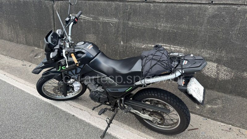 Criminosos deixaram a moto, uma Yamaha Crosser preta - Reprodução/CCI Artesp