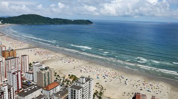 Praias do Canto do Forte e Boqueirão são duas que estão com bandeira vermelha da Cetesb esta semana Praia Grande tem cinco praias com bandeira vermelha da Cetesb Vista aérea de parte da orla de Praia Grande - Fred Casagrande/PMPG