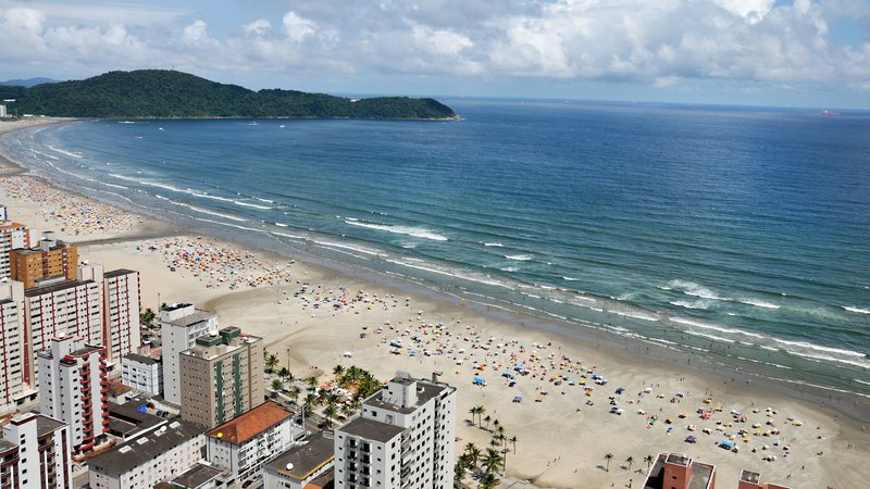Dados prévios do Censo 2022 apontam que Praia Grande está deixando de ser uma cidade predominantemente de veraneio Prévia do Censo 2022 mostra crescimento de Praia Grande Orla de Praia Grande vista do alto - Fred Casagrande/PMPG