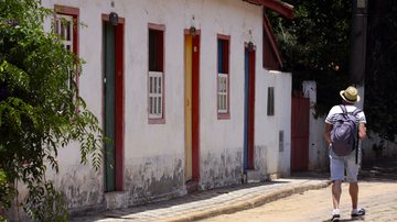 Turista no centro de São Bento do Sapucaí, cidade que também recebeu turistas do litoral - Reginaldo Pupo