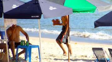 Vendedor irregular em dia de altas temperaturas, na praia de Maresias, em São Sebastião - Reginaldo Pupo