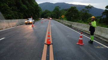 Trecho da rodovia Mogi-Bertioga em operação pare e siga