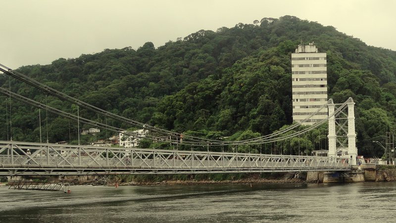 Ponte será interditada para carros nos dois sentidos São Vicente x Praia Grande: tráfego na Ponte Pênsil será interditado a partir de terça (1º) Ponte em meio à natureza - Aline Porfírio / Arquivo CN
