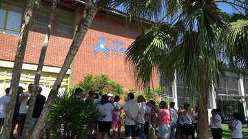 Há relatos de funcionários que tiveram regras impostas para evitar proximidade com os alunos - Foto: Gabriel Pacífico
