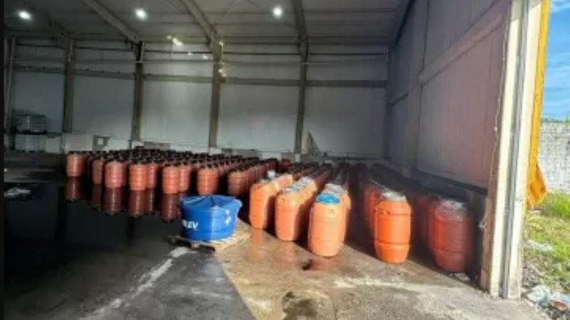 Cerca de 45 toneladas do material falsificado foram apreendidas pelos policiais - Divulgação/Polícia Civil