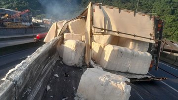 Segundo a Artesp, o condutor do caminhão sofreu ferimentos leves - Reprodução/Artesp