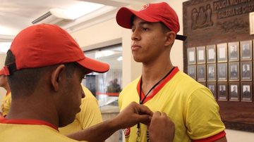 Gabriel Henrique, guarda-vidas temporário, recebeu a medalha de coragem - SSP-SP