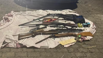 Além das armas, foram encontrados cartuchos e material para recarga - Divulgação/SSP-SP
