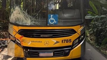 Segundo informações de testemunhas, o ciclista perdeu o controle da bicicleta e bateu no ônibus - Reprodução/Redes Sociais