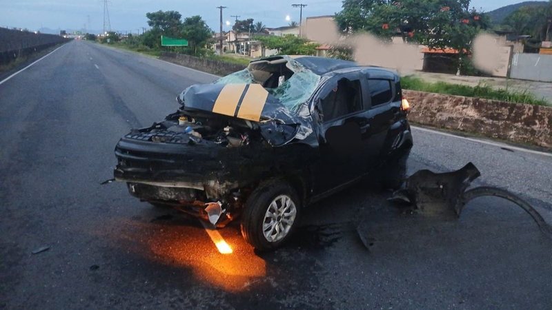O motorista de um carro e um motociclista ficaram feridos e foram socorridos pela Concessionária Novo Litoral - Divulgação/CCI Artesp