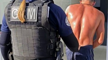 Durante processo de abordagem, suspeito mostrou-se nervoso e agressivo - Prefeitura de Caraguatatuba