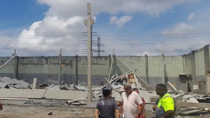 Estrutura que cedeu tem cerca de dois mil metros quadrados e 12 metros de altura - Divulgação/Defesa Civil Santos