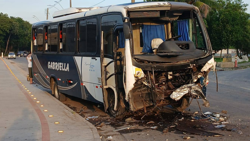 Motorista ficou preso nas ferragens e teve que ser socorrido pelo Corpo de Bombeiros - Reprodução/Facebook